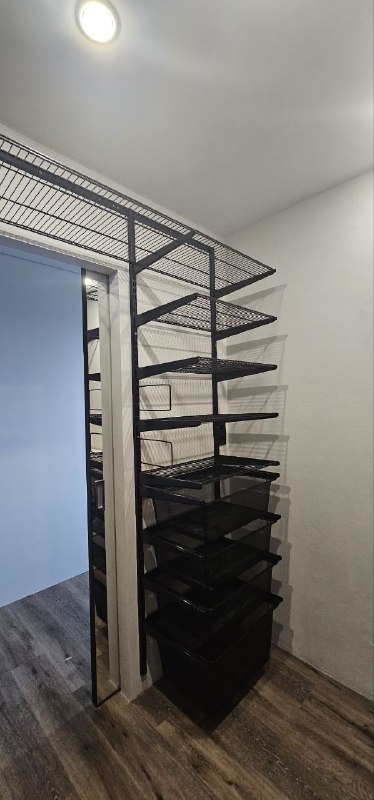 Чёрная П-образная постирочная с гладильной доской, ~2×2,4 м, фото 3