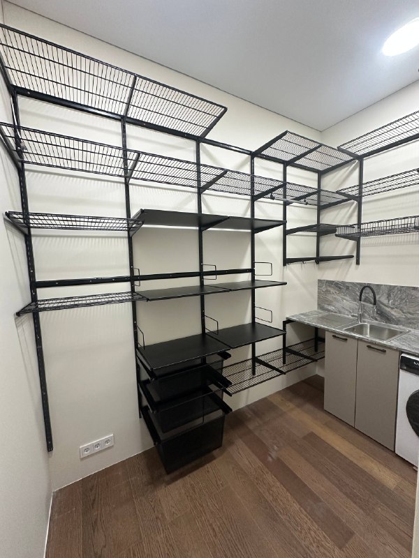 Чёрная П-образная постирочная с выдвижными корзинами, ~2,1×2,6 м, фото 1