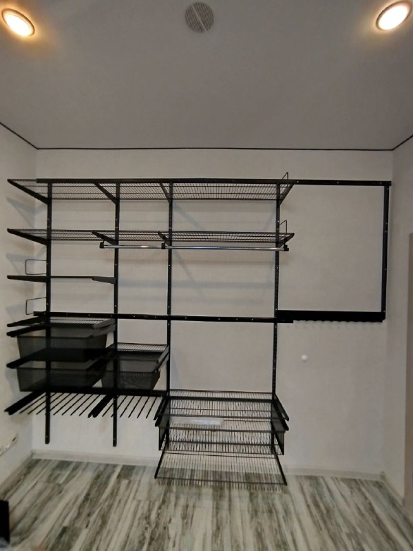 Чёрная прямая гардеробная с брючницей, ~2,8×2 м, фото 1