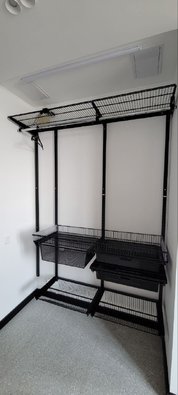 Чёрная прямая гардеробная с выдвижными корзинами, ~1,4×1,5 м, фото 1