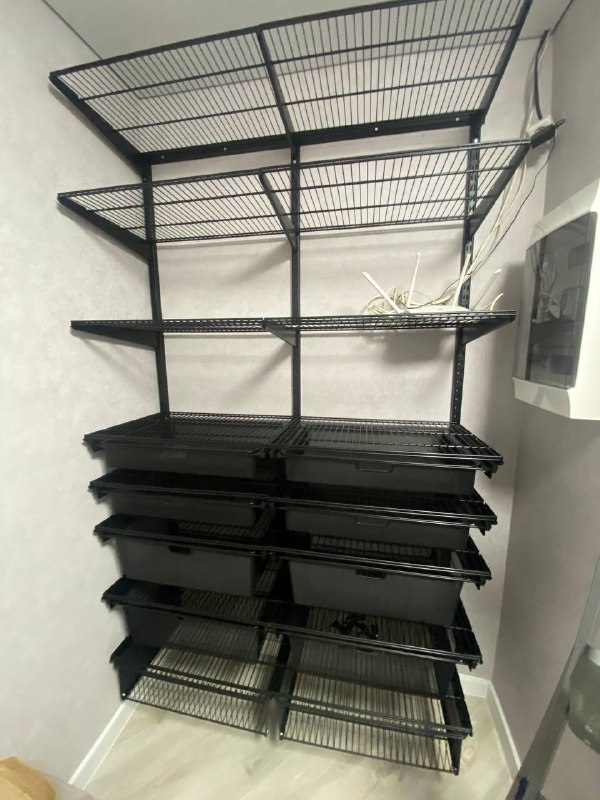 Чёрная прямая гардеробная с выдвижными корзинами, ~1,3×1,2 м, фото 1