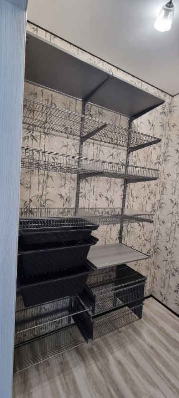 Чёрная прямая гардеробная с выдвижными корзинами, ~1,8×1,2 м, фото 1