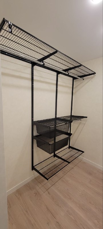 Чёрная прямая гардеробная с выдвижными корзинами, ~2×1,5 м, фото 1
