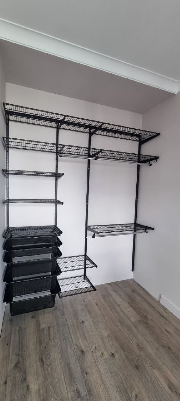 Чёрная прямая гардеробная с выдвижными корзинами, ~2,2×1,8 м, фото 1