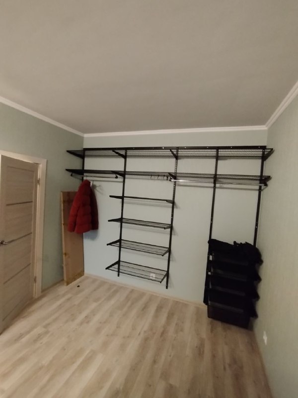 Чёрная прямая гардеробная с выдвижными корзинами, ~3,1×3 м, фото 1