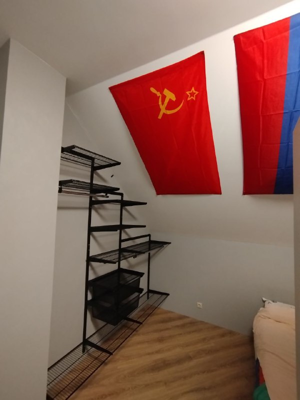 Чёрная прямая гардеробная с выдвижными корзинами, ~2,2×2,3 м, фото 1