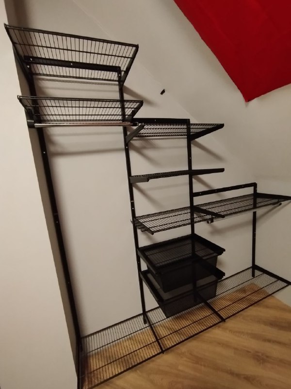Чёрная прямая гардеробная с выдвижными корзинами, ~2,2×2,3 м, фото 2