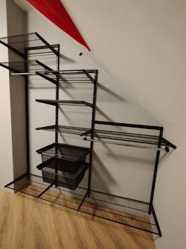 Чёрная прямая гардеробная с выдвижными корзинами, ~2,2×2,3 м, фото 3