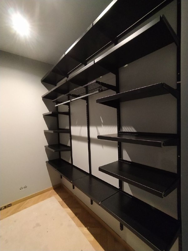 Чёрная прямая гардеробная с выдвижными корзинами, ~2,3×2,2 м, фото 2