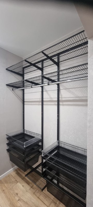 Чёрная прямая гардеробная с выдвижными корзинами, ~1,8×1,2 м, фото 1