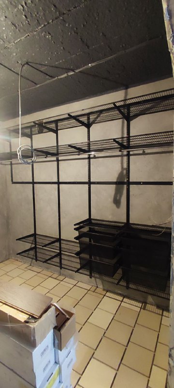 Чёрная прямая гардеробная с выдвижными корзинами, ~2,7×2 м, фото 1