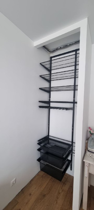 Чёрная прямая гардеробная с выдвижными корзинами, ~0,9×0,8 м, фото 1
