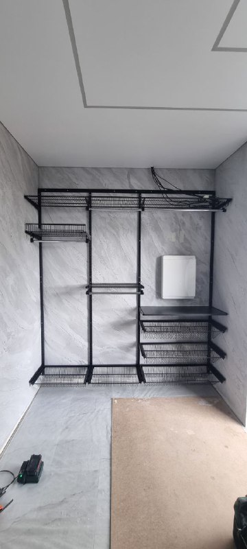 Чёрная прямая гардеробная с выдвижными корзинами, ~2×2,3 м, фото 1