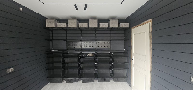 Чёрная прямая гардеробная с выдвижными корзинами, ~3×2,5 м, фото 1