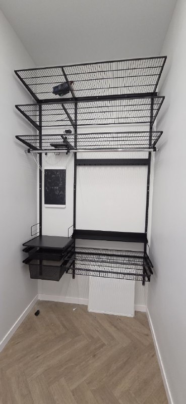 Чёрная прямая гардеробная с выдвижными корзинами, ~1,3×1,9 м, фото 1