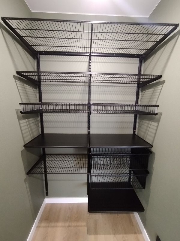 Чёрная прямая гардеробная с выдвижными корзинами, ~1,3×1,8 м, фото 2