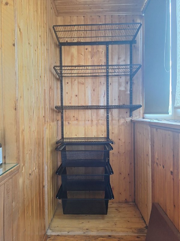 Чёрная прямая гардеробная с выдвижными корзинами, ~0,9×1,5 м, фото 1