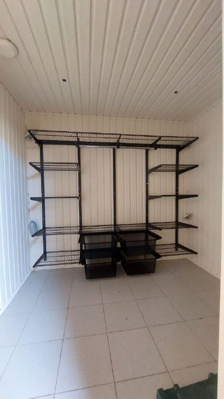 Чёрная прямая гардеробная с выдвижными корзинами, ~2,8×2,4 м, фото 1