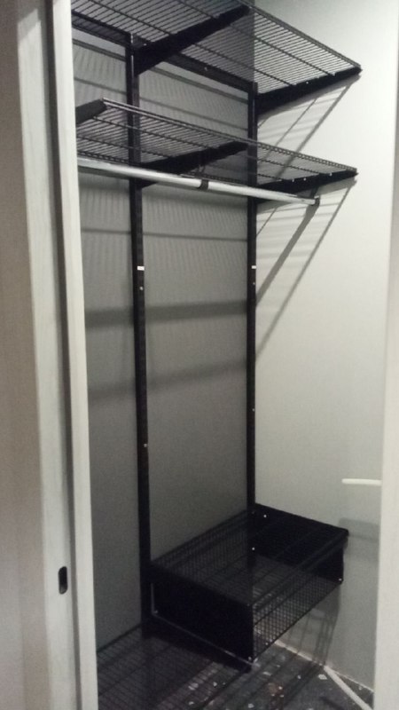 Чёрная прямая гардеробная с выдвижными корзинами, фото 1