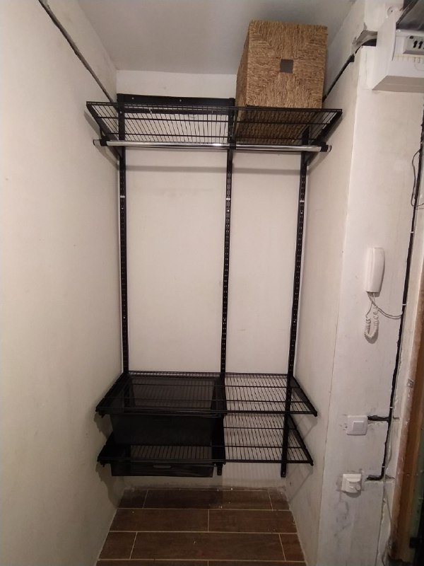 Чёрная прямая гардеробная с выдвижными корзинами, ~1,2×1,5 м, фото 1