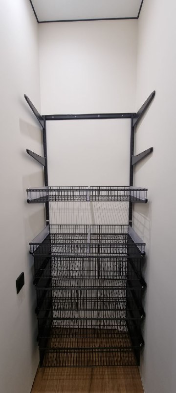 Чёрная прямая гардеробная с выдвижными корзинами, ~0,9×1,5 м, фото 1