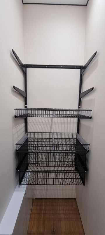 Чёрная прямая гардеробная с выдвижными корзинами, ~0,9×1,5 м, фото 2