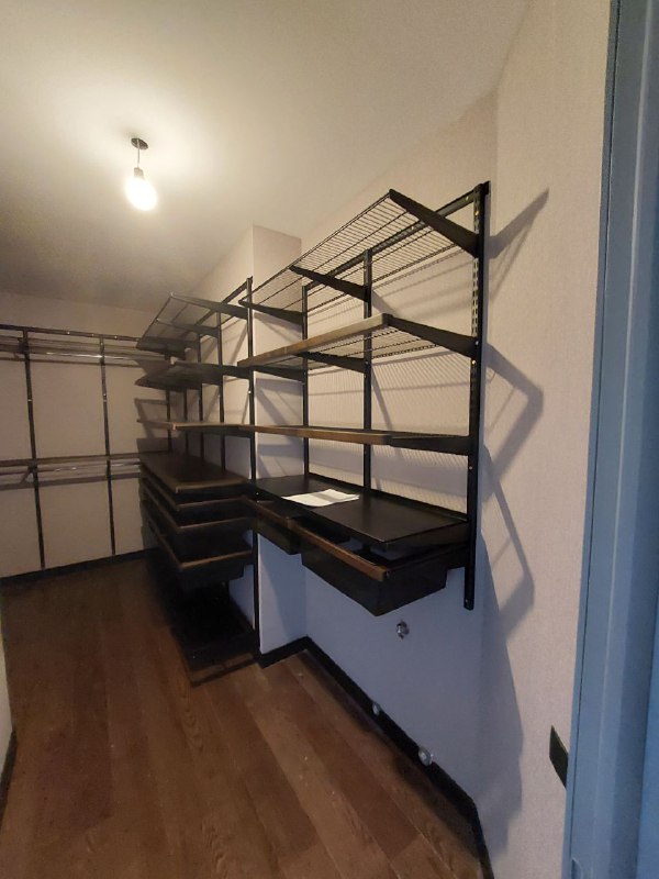 Чёрная с деревом и столешницей, ~2,4×2 м, фото 1