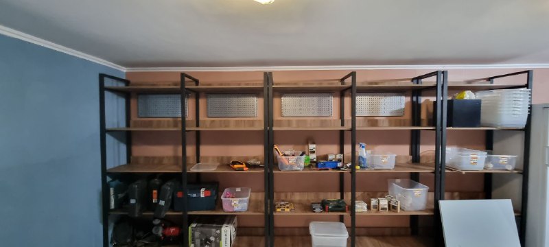 Чёрная система хранения в подсобке с деревом, фото 1