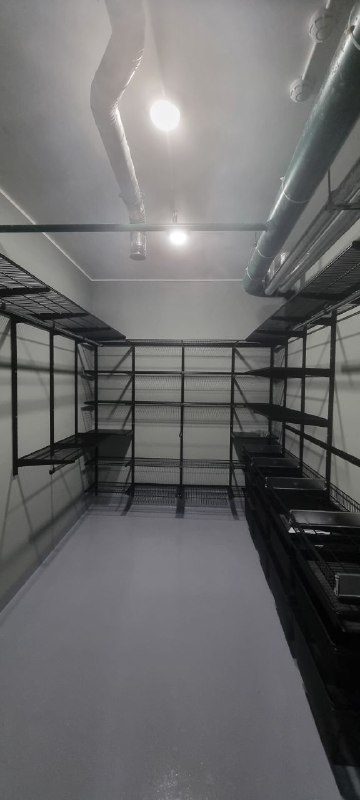 Чёрная система хранения в подсобке с выдвижными корзинами, фото 2