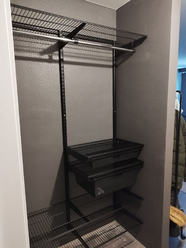 Чёрная система в нише с выдвижными корзинами, фото 1