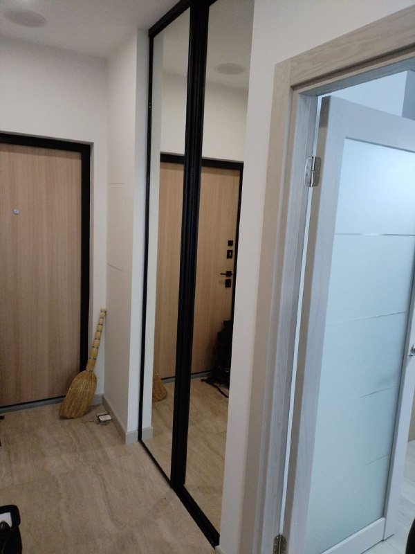 Чёрная система в прихожую с зеркалом и дверями-купе, фото 1