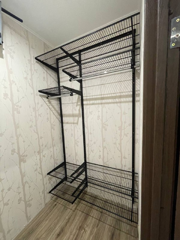 Чёрная угловая гардеробная, ~1,3×1,4 м, фото 1