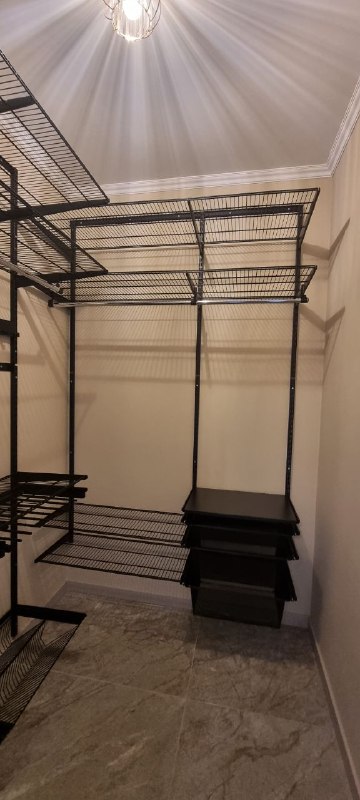 Чёрная угловая гардеробная с брючницей, ~1,5×2 м, фото 1