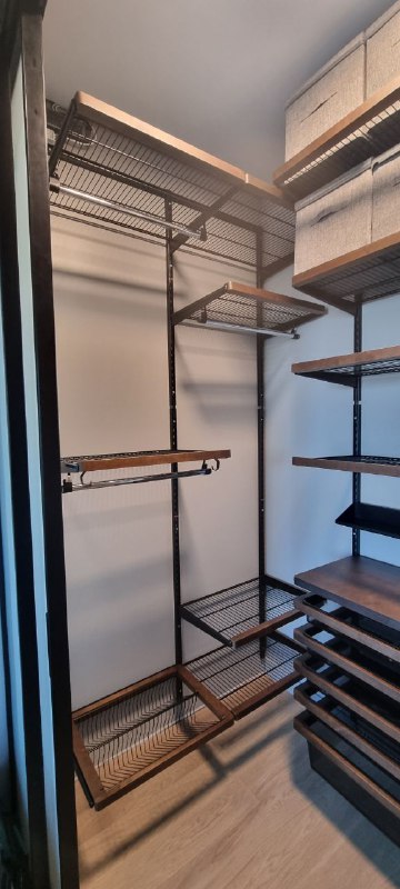 Чёрная угловая гардеробная с деревом и брючницей, ~1,6×2 м, фото 1