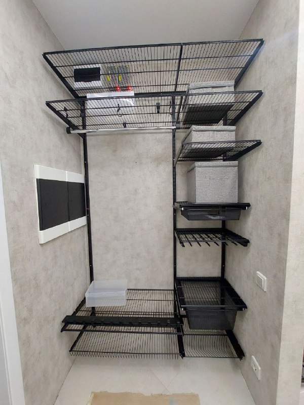 Чёрная угловая гардеробная с полками для обуви, ~1,3×1,6 м, фото 1