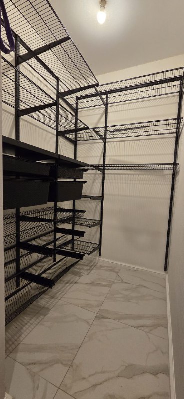 Чёрная угловая гардеробная с полками для обуви, ~1,2×2 м, фото 1