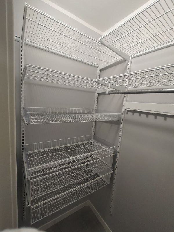 Чёрная угловая гардеробная с выдвижными корзинами, ~1,3×1,1 м, фото 1