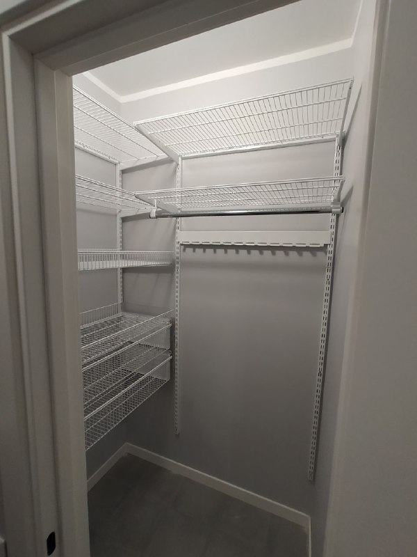 Чёрная угловая гардеробная с выдвижными корзинами, ~1,3×1,1 м, фото 2