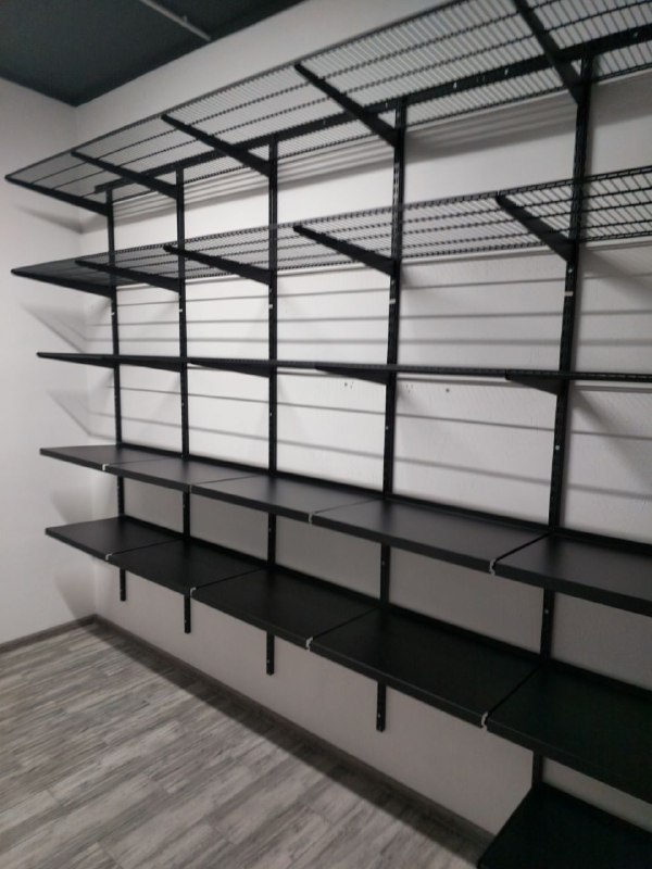 Чёрная угловая гардеробная с выдвижными корзинами, ~3,9×2,8 м, фото 2