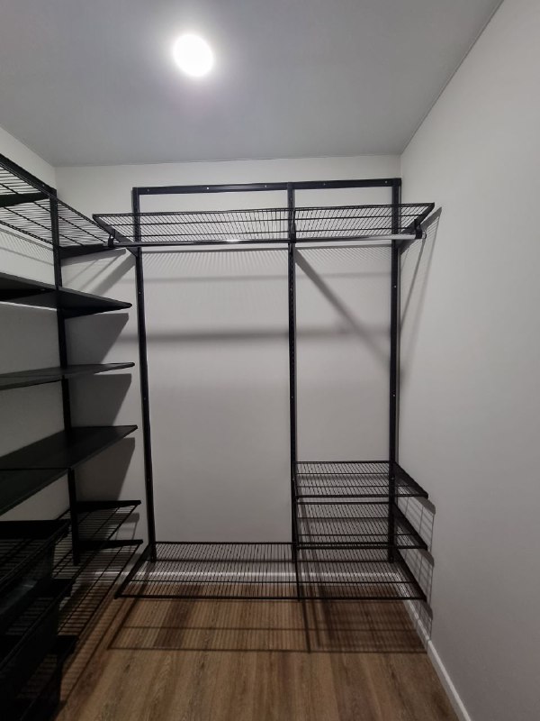 Чёрная угловая гардеробная с выдвижными корзинами, ~1,4×1,8 м, фото 1