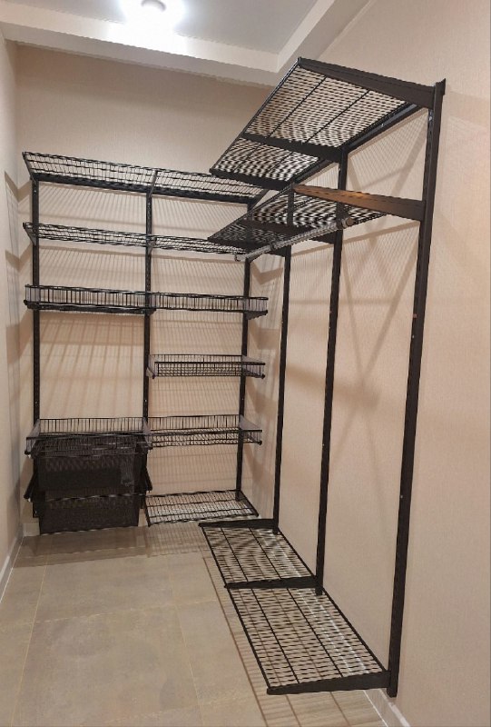 Чёрная угловая гардеробная с выдвижными корзинами, ~1,8×2,4 м, фото 1
