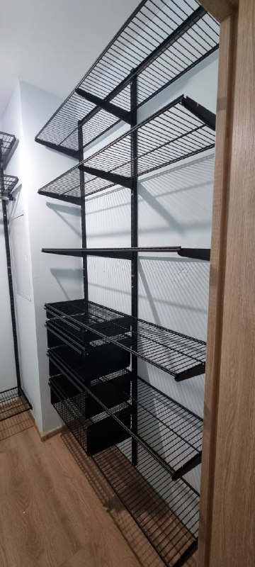 Чёрная угловая гардеробная с выдвижными корзинами, ~0,8×2 м, фото 2