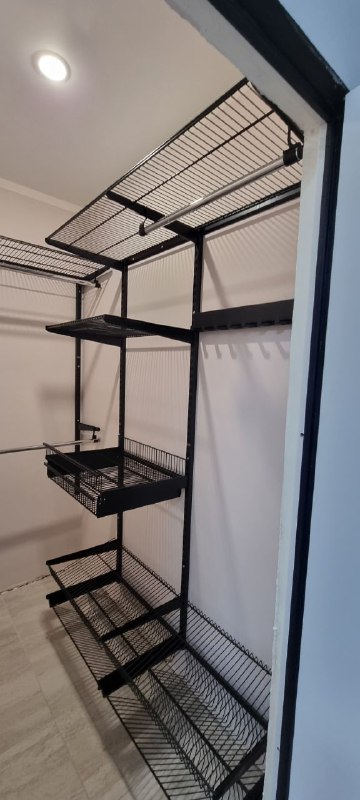 Чёрная угловая гардеробная с выдвижными корзинами, ~1,1×2 м, фото 2