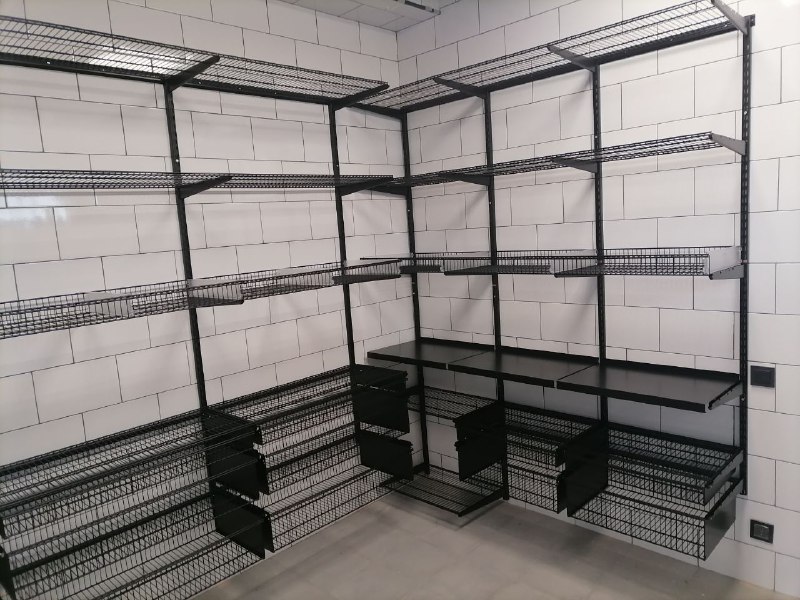 Чёрная угловая гардеробная с выдвижными корзинами, ~3×2,4 м, фото 1