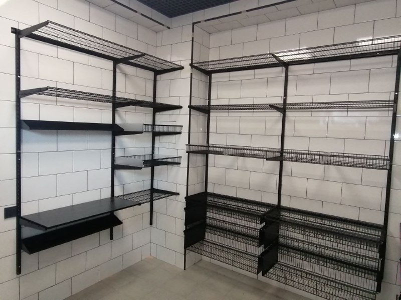 Чёрная угловая гардеробная с выдвижными корзинами, ~3×2,4 м, фото 2