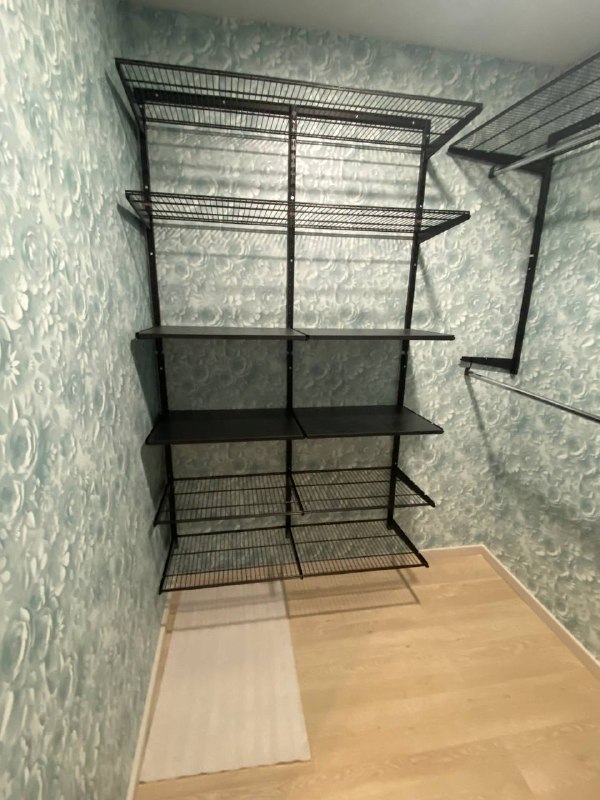 Чёрная угловая гардеробная с выдвижными корзинами, ~1,3×2,2 м, фото 1