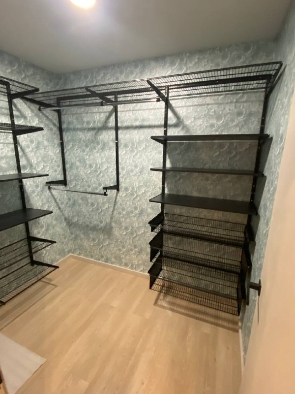 Чёрная угловая гардеробная с выдвижными корзинами, ~1,3×2,2 м, фото 2