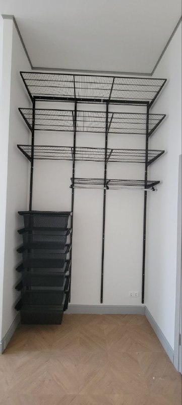 Чёрная угловая гардеробная с выдвижными корзинами, ~1,9×2,5 м, фото 2