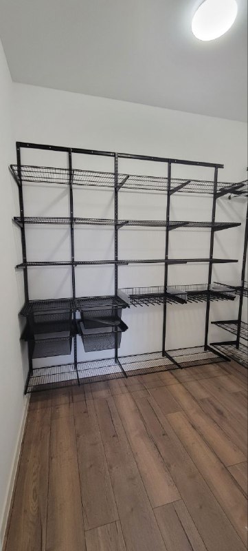 Чёрная угловая гардеробная с выдвижными корзинами, ~2,2×2,5 м, фото 2