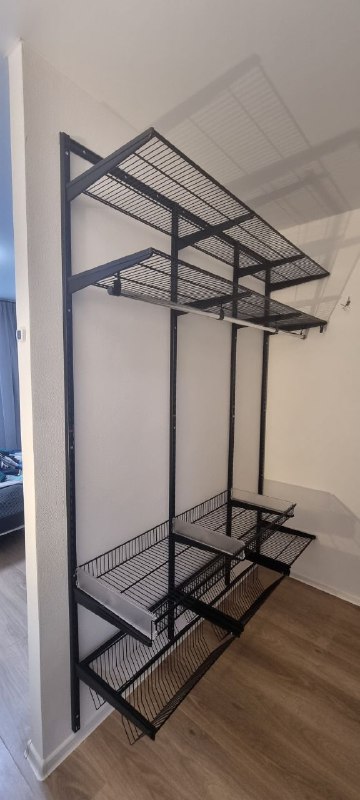 Чёрная угловая гардеробная с выдвижными корзинами, ~2,1×2,2 м, фото 1